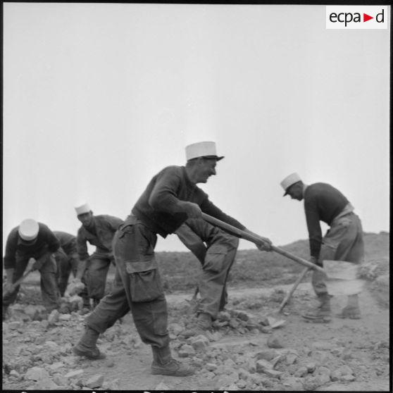 Légionnaires du 5e REI (régiment étranger d'infanterie) effectuant des travaux de terrassement.