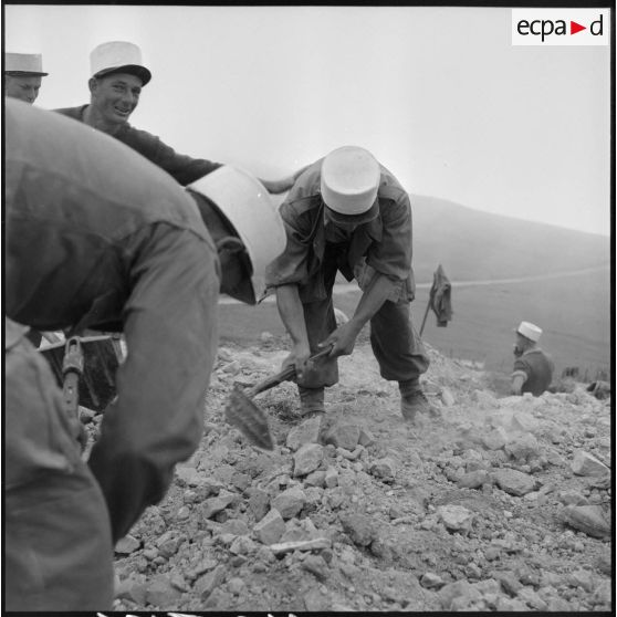 Légionnaires du 5e REI (régiment étranger d'infanterie) effectuant des travaux de terrassement.