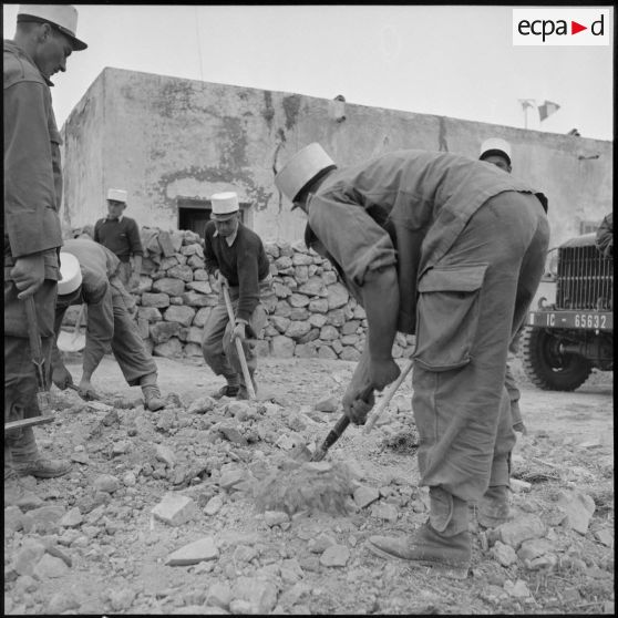 Légionnaires du 5e REI (régiment étranger d'infanterie) effectuant des travaux de terrassement.