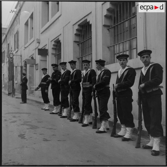 La garde d'honneur composée de matelots de la Marine nationale devant l'amirauté d'Alger lors de la visite de parlementaires.