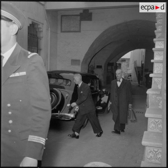 Arrivée de parlementaires à l'amirauté d'Alger.