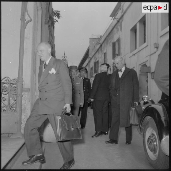 Arrivée de parlementaires à l'Amirauté d'Alger.