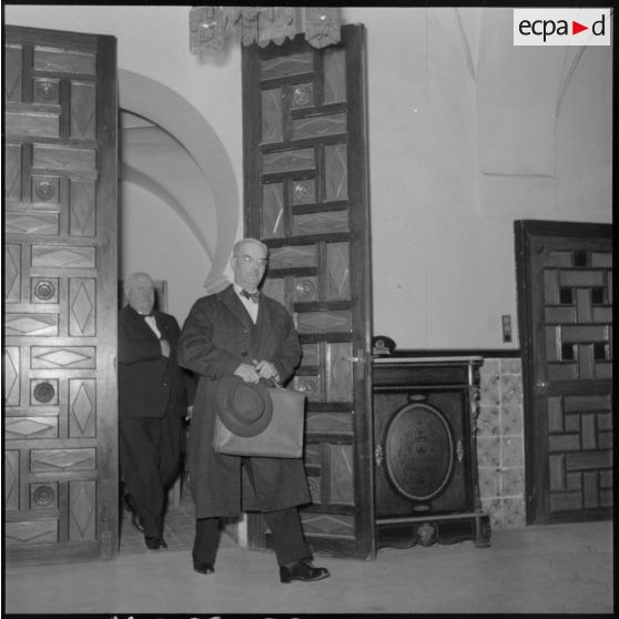 Arrivée de parlementaires à l'Amirauté d'Alger.