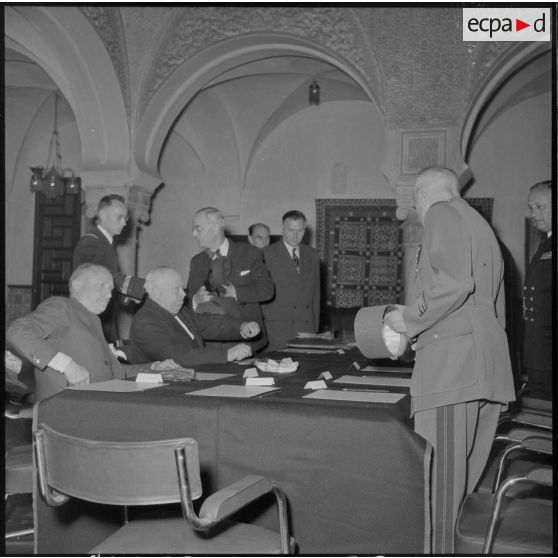 Réunion d'autorités civiles et militaires à l'amirauté d'Alger.