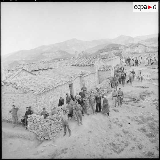 Soldats et villageois algériens dans une mechta de la vallée de la Soummam.
