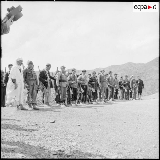 Villageois d'un groupe d'autodéfense de la vallée de la Soummam armés de fusils de chasse.