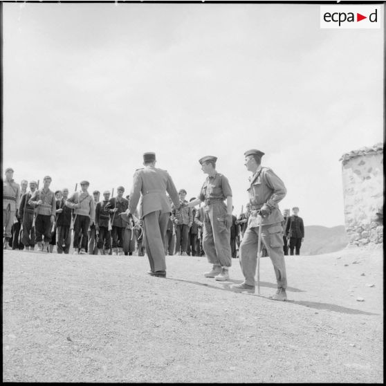 Commandant se dirigeant vers un groupe d'autodéfense de la vallée de la Soummam pour leur remettre un drapeau français.