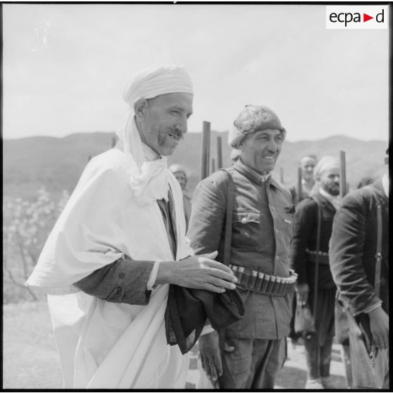 Portrait de villageois d'un groupe d'autodéfense ayant reçu le drapeau français après une opération dans la vallée de la Soummam.
