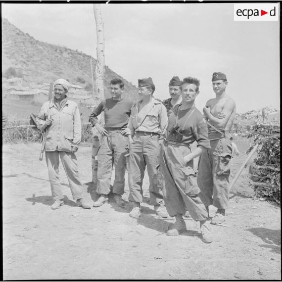 Portrait de groupe de soldats de l'infanterie coloniale après une opération dans la vallée de la Soummam.