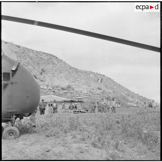 Des soldats de l'infanterie coloniale et des villageois du groupe d'autodéfense dans un camp de la vallée de la Soummam.