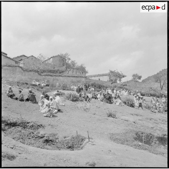 Regroupement de villageois de la vallée de la Soummam lors d'une opération.
