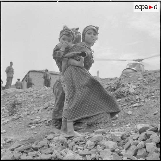 Jeune fille algérienne portant un nourrisson dans un village de la vallée de la Soummam.