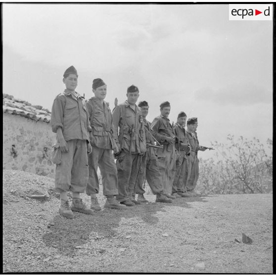 Portrait de groupe de soldats de l'infanterie coloniale dans la vallée de la Soummam.