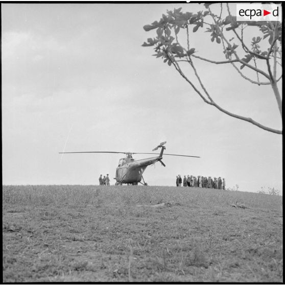 Regroupement d'Algériens d'un groupe d'autodéfense autour d'un l'hélicoptère Sikorsky  H-19 dans la région de la Soummam.