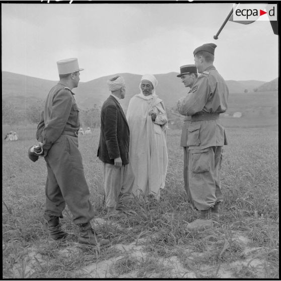 Conversation entre des éléments d'un groupe d'autodéfense et des officiers de l'infanterie coloniale dans la région de la Soummam.