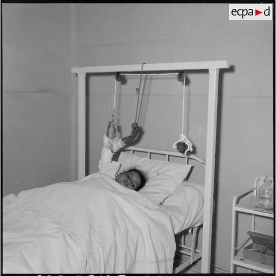 Enfant blessée soignée à l'hôpital de la région de la Soummam.