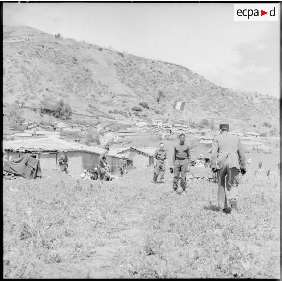 Soldats de l'infanterie coloniale dans le camp de la vallée de la Soummam.