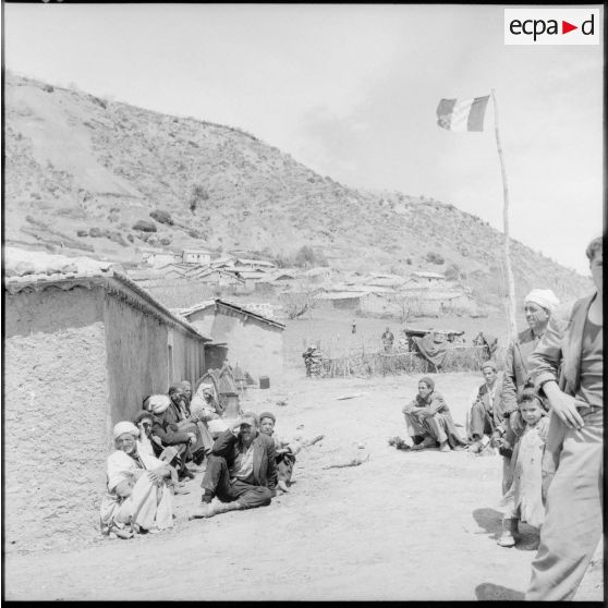 Villageois algériens d'un groupe d'autodéfense dans la Vallée de la Soummam.