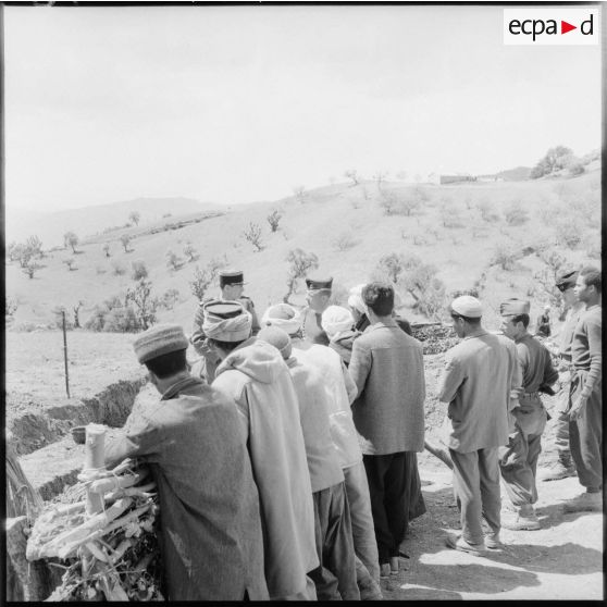 Discours d'un commandant de l'infanterie coloniale auprès de villageois d'un groupe d'autodéfense dans la vallée de la Soummam.