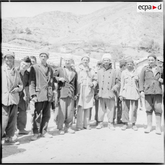 Portrait de groupe de villageois appartenant à un groupe d'autodéfense dans la vallée de Soummam.