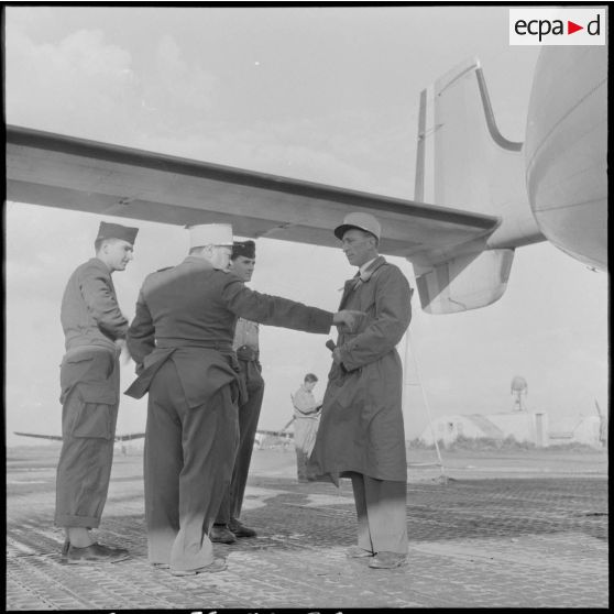 Personnels militaires attendant l'arrivée du capitaine Rouy à l'aéroport de Maison Blanche.