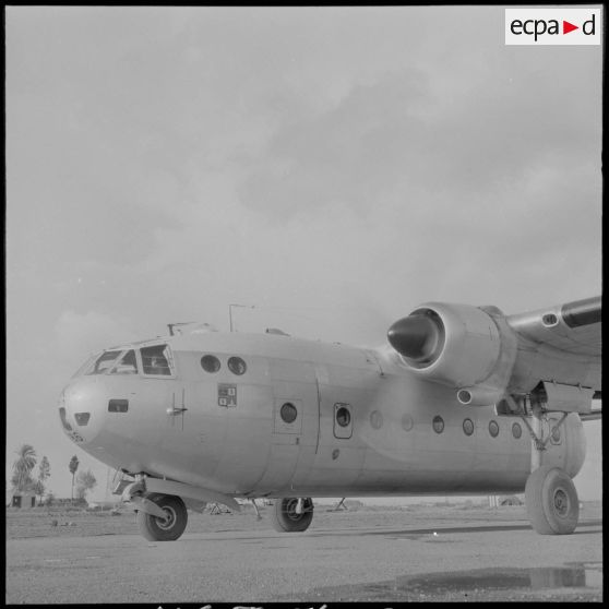 Avion de transport Nord-2501 transportant le capitaine Rouy sur la piste d'atterrissage de Maison Blanche.
