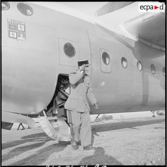 Arrivée du capitaine Rouy, chef de la section Algérie du SCA (Service cinématographique des armées) à Maison Blanche.