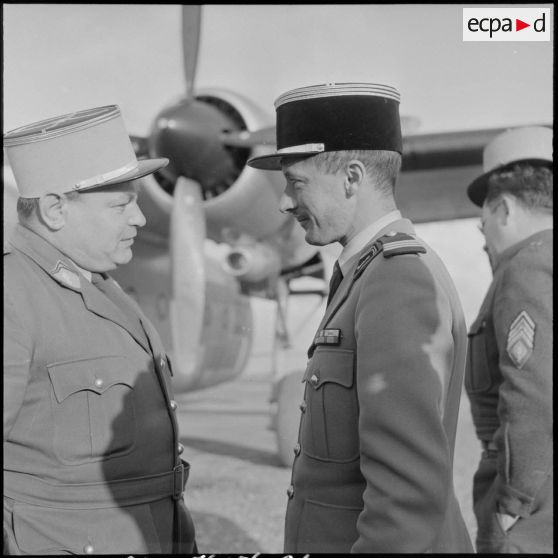 Conversation entre le capitaine Rouy et un lieutenant venu l'accueillir sur le parvis de l'aéroport de Maison Blanche.