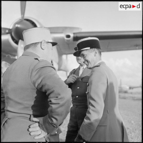 Le capitaine Rouy et les autorités militaires venues l'accueillir sur le parvis de l'aéroport de Maison-Blanche.