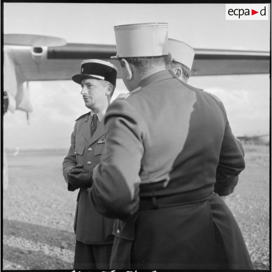 Le capitaine Rouy et les autorités militaires venues l'accueillir sur le parvis de l'aéroport de Maison Blanche.