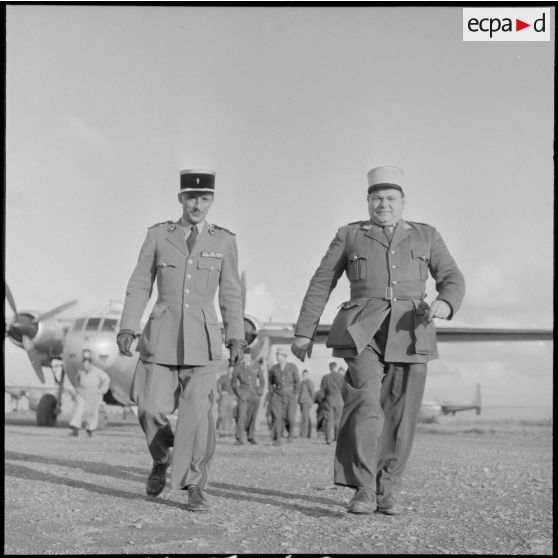 Arrivée du capitaine Rouy (à gauche) à l'aéroport de Maison Blanche accompagné d'autorités militaires.