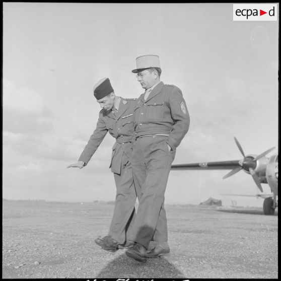 Personnels militaires présents lors de l'arrivée du capitaine Rouy à l'aéroport de Maison Blanche.