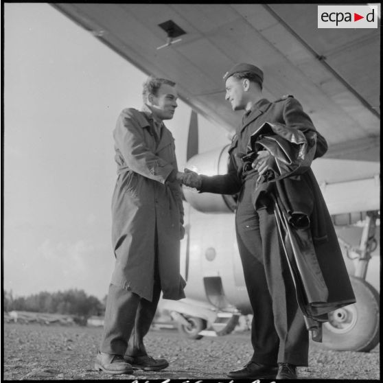 Poignée de main entre un civil et un officier de l'escadron de transport 3/61 "Poitou" à l'aéroport de Maison Blanche.
