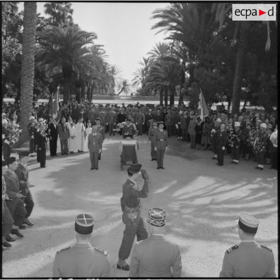 Défilé des troupes devant le cercueil du colonel Cerruti.