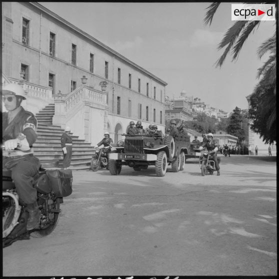 Arrivée du cercueil à l'hôpital militaire.