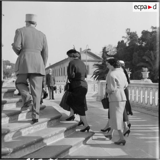 Les proches du colonel Cerruti arrivant à la chapelle.