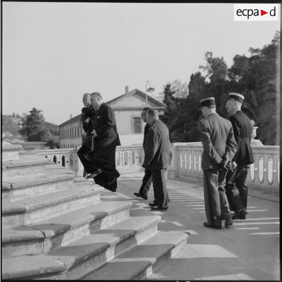Les autorités civiles et militaires arrivant à la chapelle de l'hôpital militaire d'Alger.