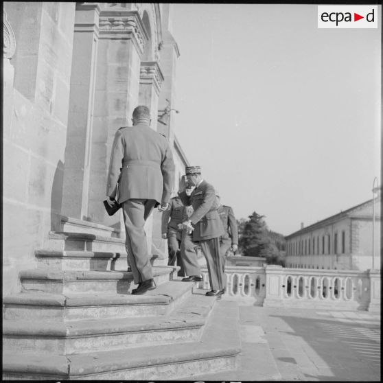 Les autorités civiles et militaires arrivant à la chapelle de l'hôpital militaire d'Alger.