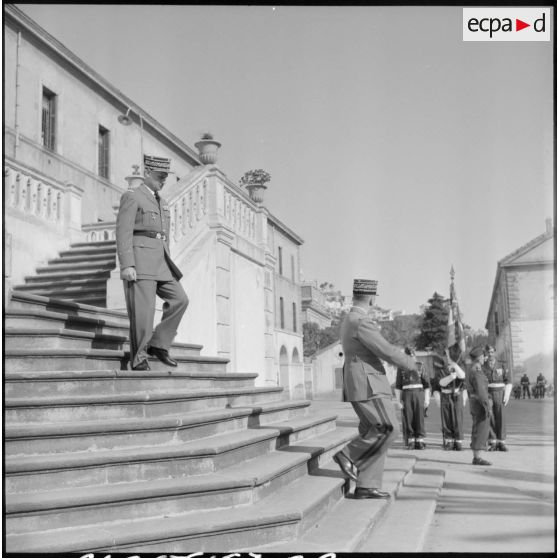 Sortie des autorités militaires à la fin du service religieux.