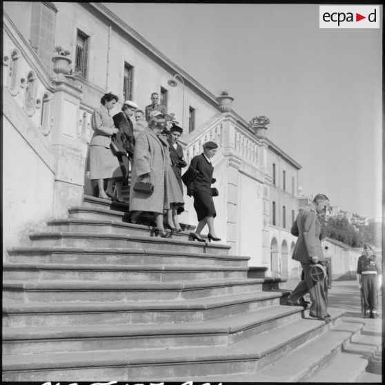 Sortie des proches du colonel à la fin du service religieux.