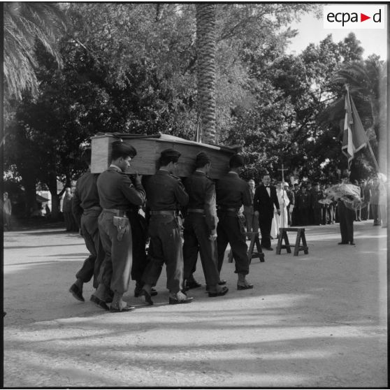 Soldats portant le cercueil du colonel Cerruti.