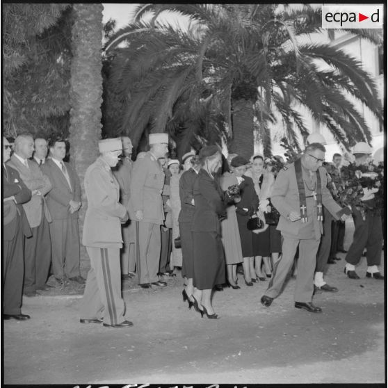 Assemblée de personnes assistant aux obsèques du colonel Cerruti.