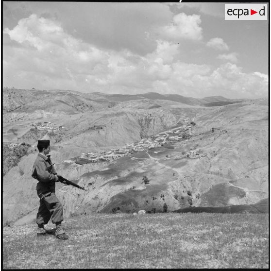 Un élément du 72e groupe d'artillerie (GA) montant la garde dans la vallée de Zemmoura.
