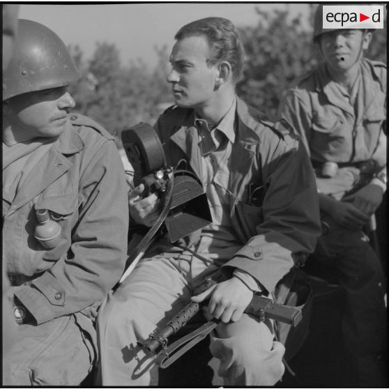 Portrait de Jacques Manlay, caméraman du SCA (Service cinématographique des Armées) lors d'une mission avec le 2e RZ (régiment de zouaves) dans la région de Malherbe.