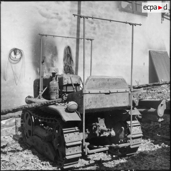 Engins agricoles détruits par un incendie commis par le FLN dans une ferme française de la région d'Oran.