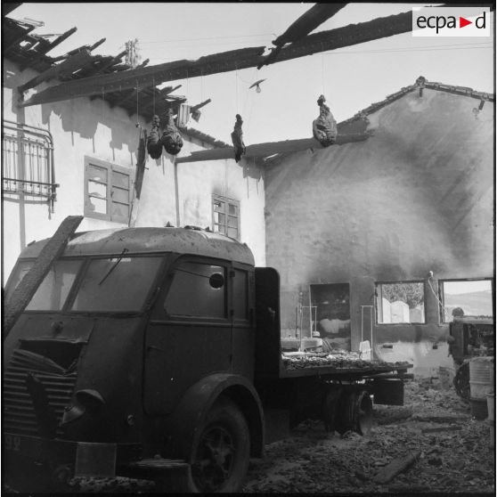 Camionnette d'une ferme française détruite par un incendie commis par le FLN dans la région d'Oran.