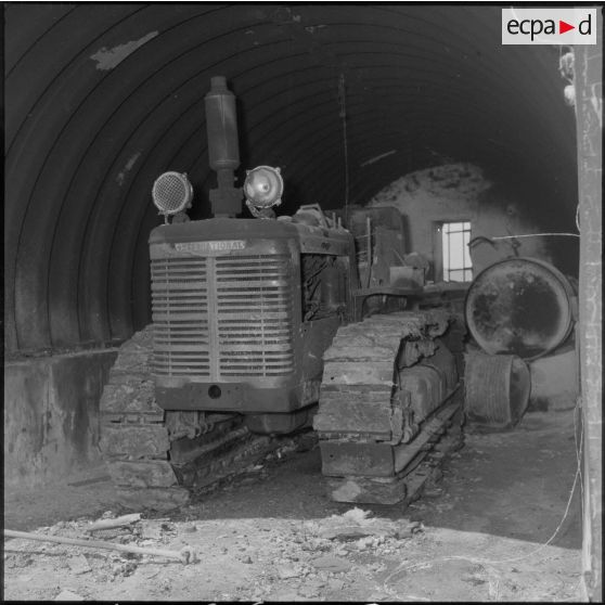 Engins agricoles détruits par un incendie commis par le FLN dans une ferme française dans la région d'Oranie.