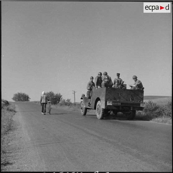 Scout car M3A1 du 2e RZ (régiment de zouaves) partant en opération dans la région de Malherbe.