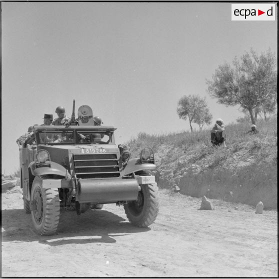Sécurisation d'une zone au sud ouest d'Aïn Temouchent avec le passage d'un Scout car M3A1 du 2e RZ (régiment de zouaves).