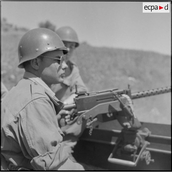 Portrait d'un soldat du 2e RZ (régiment de zouaves) posté derrière une mitrailleuse Browning  7,62 mm vers Malherbe.